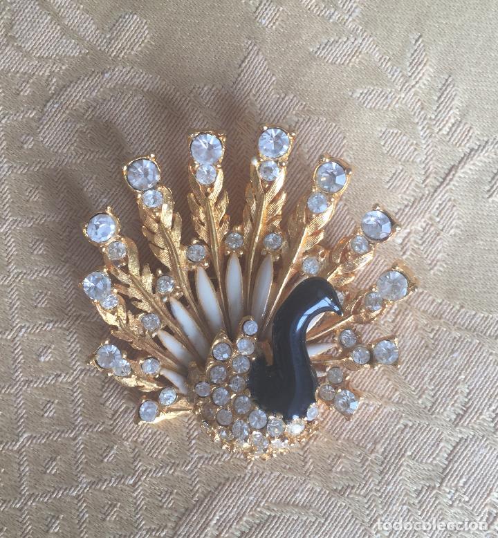 Broche Vintage En Forme De Chapeau Rond, Couleur Crème, Matière Résine - Parfait état