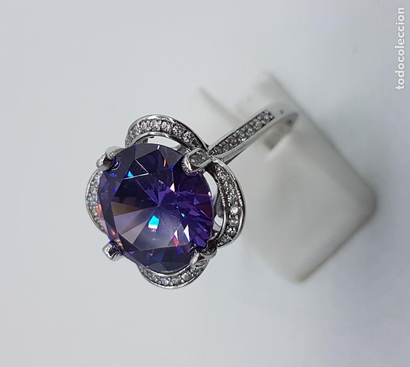 Joyeria: Gran sortija de estilo modernista en plata de ley, pav&eacute; de circonitas y amatista talla diamante .