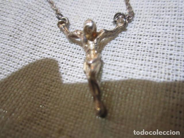 Joyeria: Crucifijo con cadena de plata. 40 cms. largo. Cristo: 2,5 cms. - Foto 2