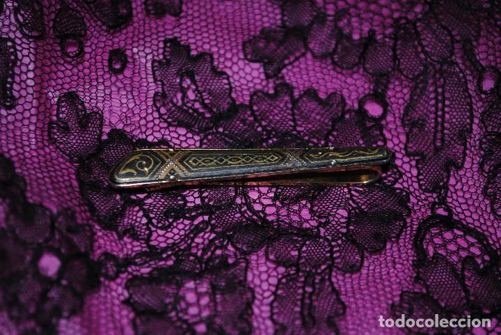 Joyeria: Antiguo broche pisacorbata damasquinado - Foto 1