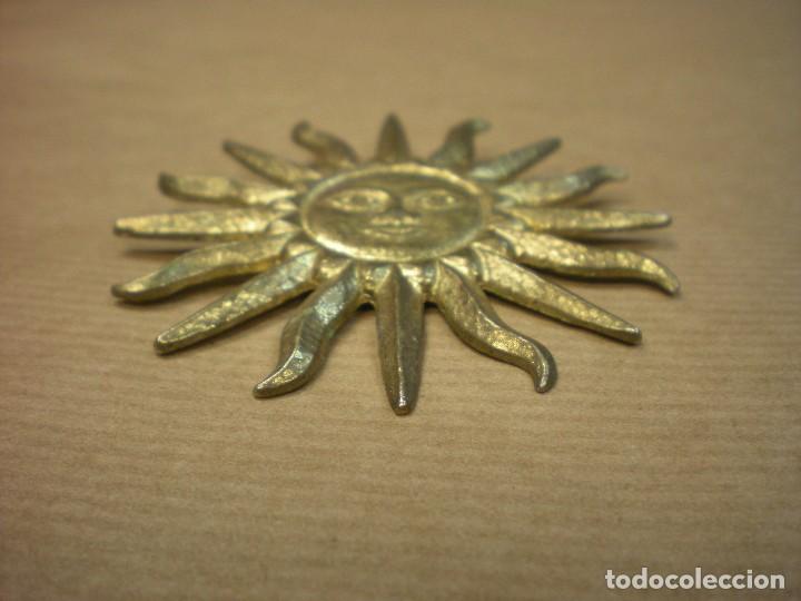 Joyeria: broche sol dorado di&aacute;metro 6,5cm - Foto 2