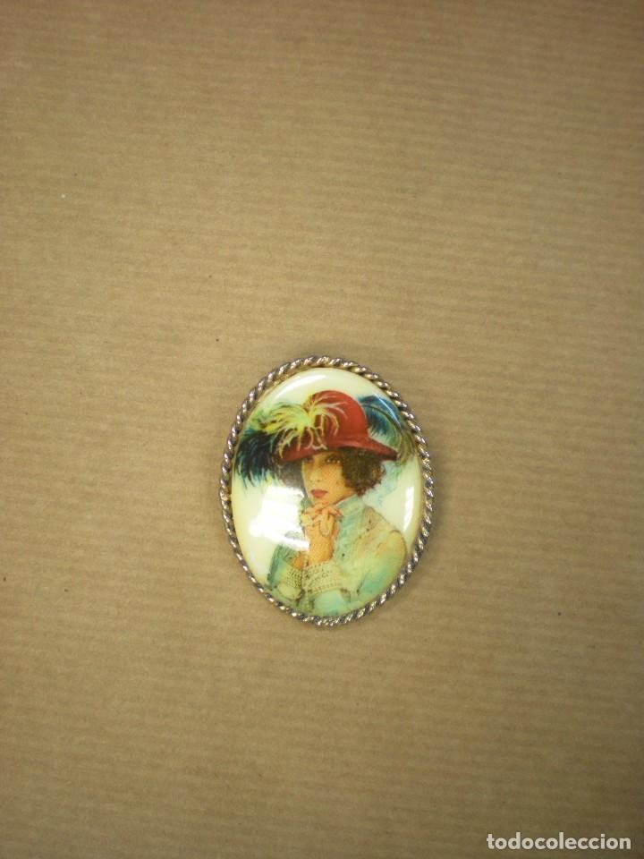 Joyeria: broche nacar con se&ntilde;ora con sombrero  4,5x3,5cm - Foto 1