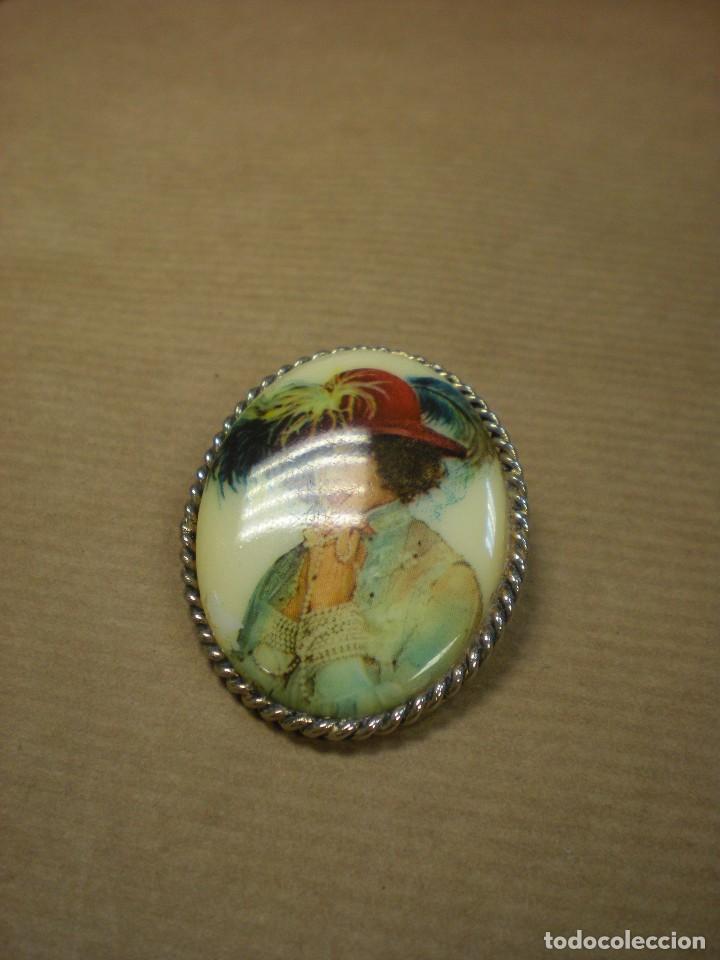 Joyeria: broche nacar con se&ntilde;ora con sombrero  4,5x3,5cm - Foto 2