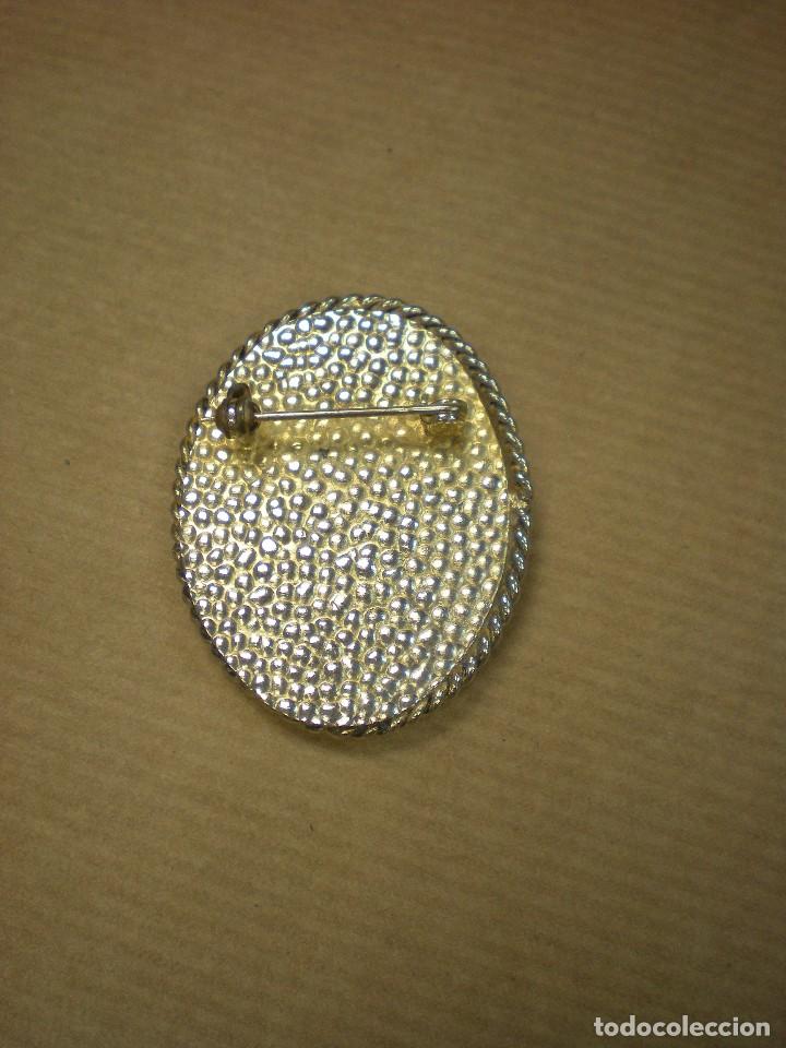 Joyeria: broche nacar con se&ntilde;ora con sombrero  4,5x3,5cm - Foto 3