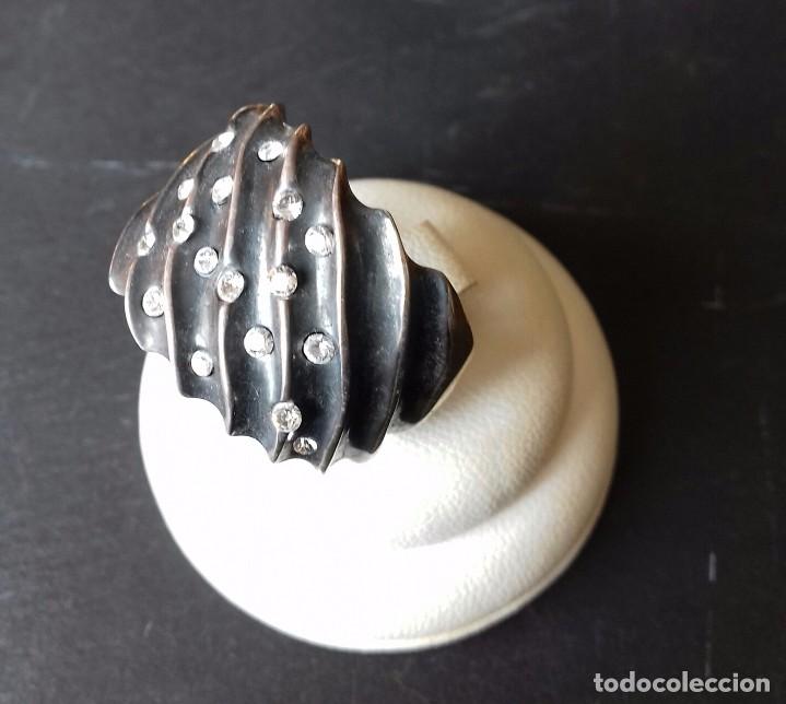 Joyeria: Anillo labrado en Plata de Ley y Circonitas - Foto 2