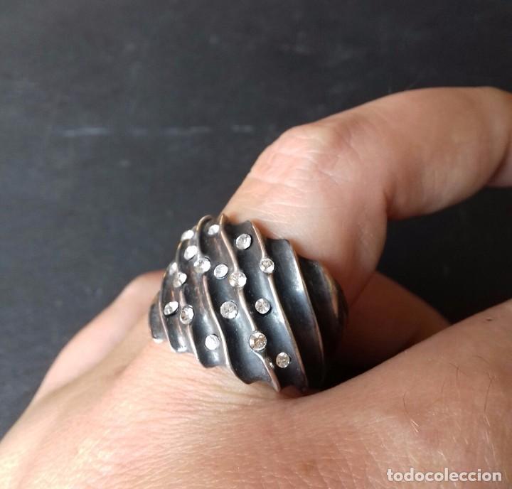 Joyeria: Anillo labrado en Plata de Ley y Circonitas - Foto 3