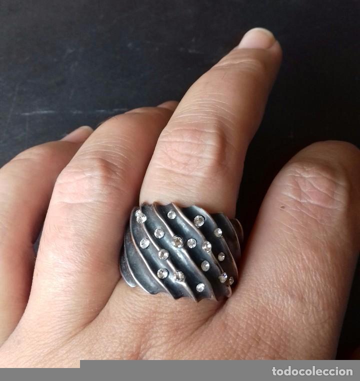 Joyeria: Anillo labrado en Plata de Ley y Circonitas - Foto 6
