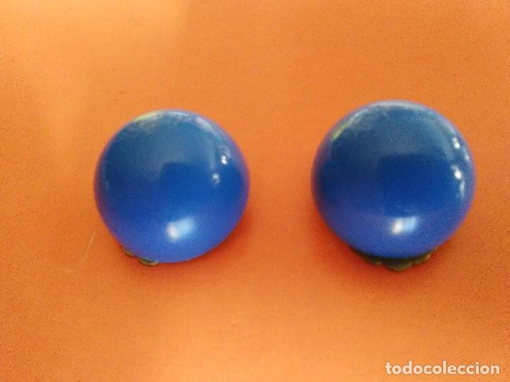 Gioielleria: Pareja de pendientes de pl&aacute;stico, medias japonesas azules.