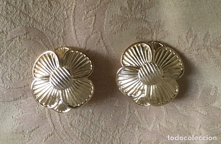 Joaillerie: PENDIENTES VINTAGE CON FIRMA DE FLOR A&Ntilde;OS 80