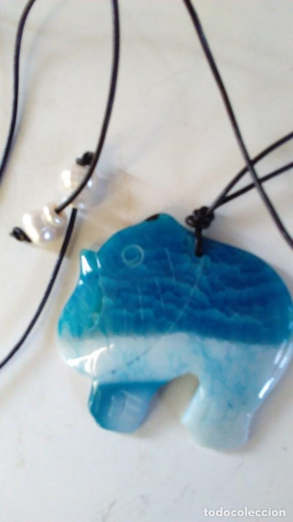 Joyeria: Colgante de piedra azul posiblemente &oacute;palo con forma de elefante.Con 4 perlas en el cierre del colla