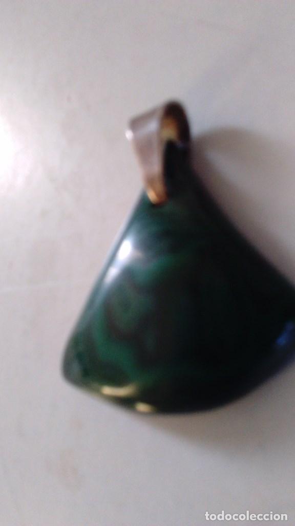Joyeria: Colgante de malaquita con forma triangular y argolla de plata - Foto 1