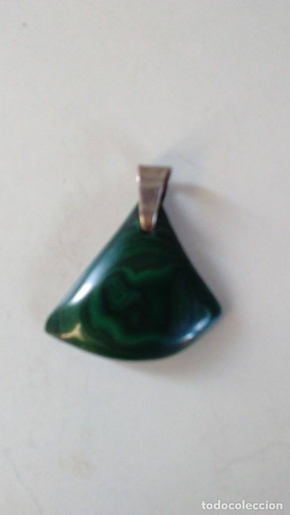 Joyeria: Colgante de malaquita con forma triangular y argolla de plata - Foto 2