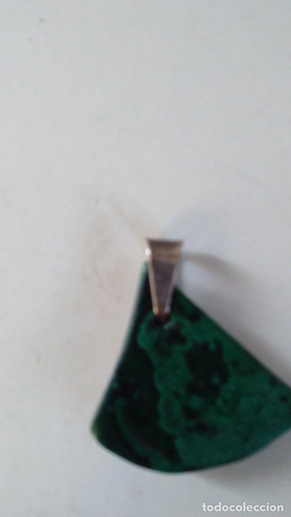Joyeria: Colgante de malaquita con forma triangular y argolla de plata - Foto 3