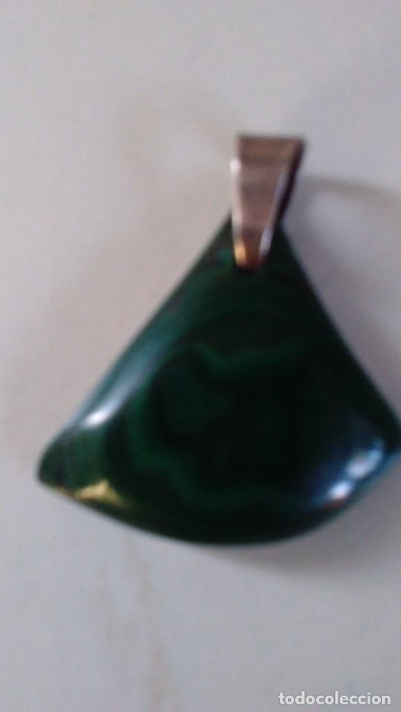 Joyeria: Colgante de malaquita con forma triangular y argolla de plata - Foto 4