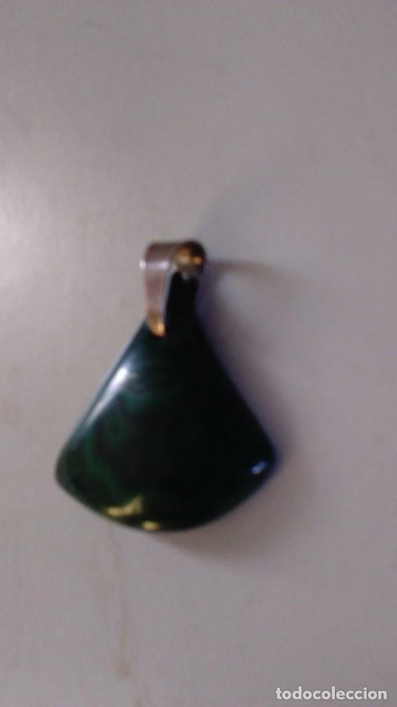 Joyeria: Colgante de malaquita con forma triangular y argolla de plata - Foto 5