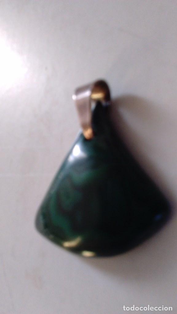 Joyeria: Colgante de malaquita con forma triangular y argolla de plata - Foto 6