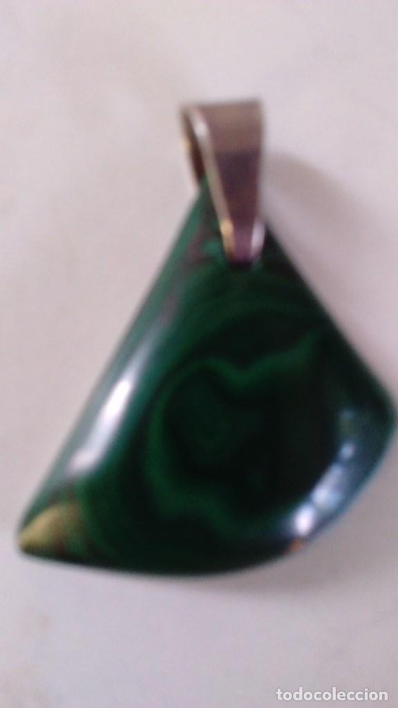 Joyeria: Colgante de malaquita con forma triangular y argolla de plata - Foto 7