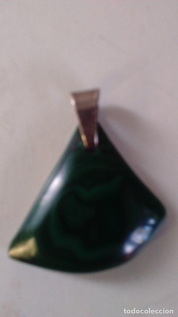 Joyeria: Colgante de malaquita con forma triangular y argolla de plata - Foto 8