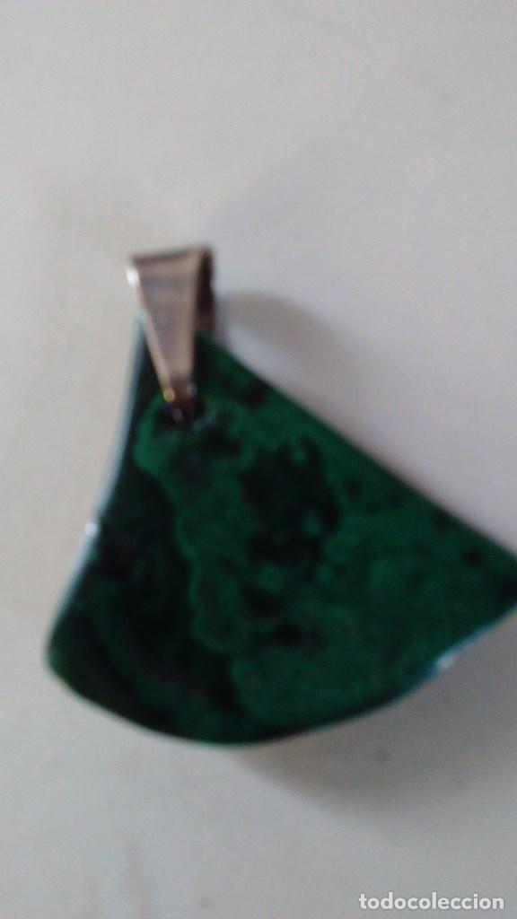 Joyeria: Colgante de malaquita con forma triangular y argolla de plata - Foto 9