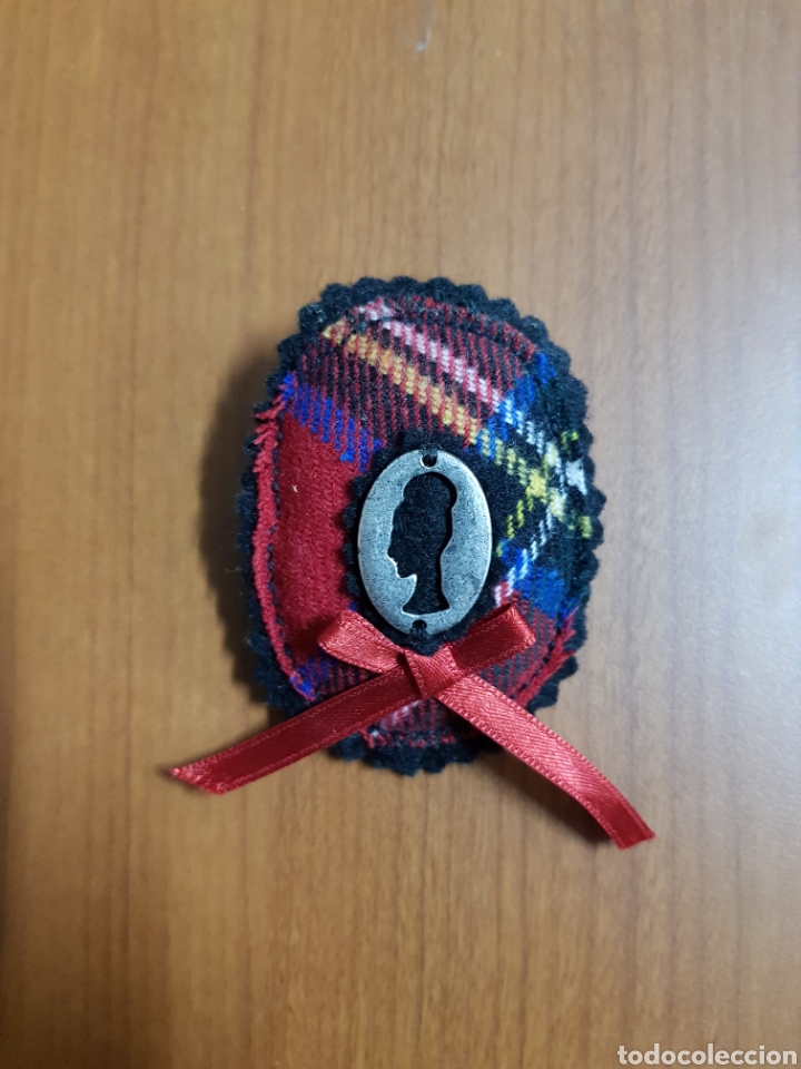 Joyeria: Broche de tela y metal - car30 - Foto 1