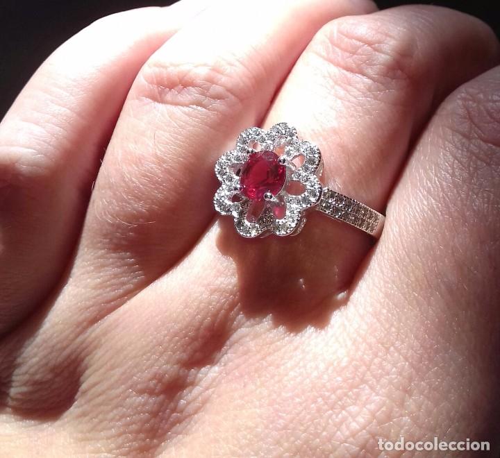 Joyeria: Anillo en Plata de Ley, Rub&iacute; y Topacios blancos - Foto 2