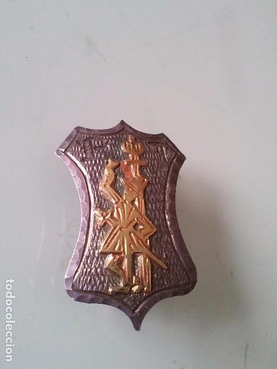 Joyeria: Curioso broche de plata y oro con personaje con copa y espada... - Foto 1