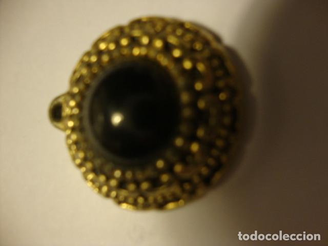 Jewelry: COLGANTE DORADO Y NEGRO 23 MM DE DIAMETRO