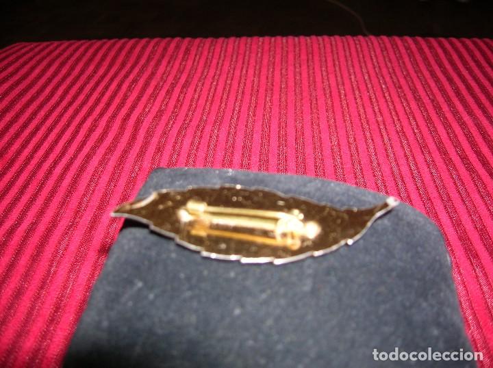 Joyeria: Broche en forma de hoja ,es de metal. - Foto 2