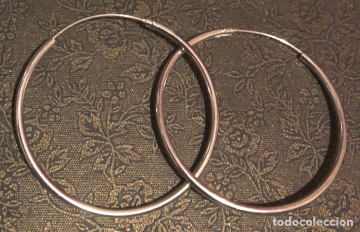 Joyeria: Pareja de pendientes de plata, en forma de aro