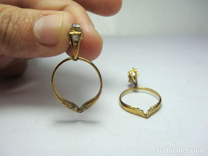 Joyeria: Pareja de pendientes de plata dorada con circonitas. - Foto 2