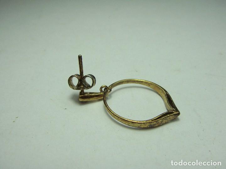 Joyeria: Pareja de pendientes de plata dorada con circonitas. - Foto 3