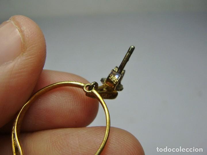 Joyeria: Pareja de pendientes de plata dorada con circonitas. - Foto 4