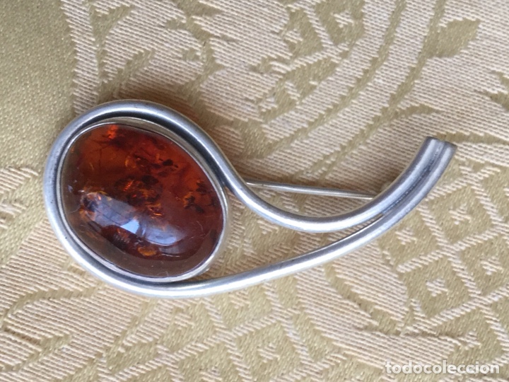 Joyeria: ANTIGUO BROCHE DE &Aacute;MBAR DEL B&Aacute;LTICO CON PLATA DE LEY - Foto 2