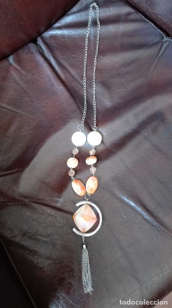Joyeria: Collar de metal y pl&aacute;stico. - Foto 1