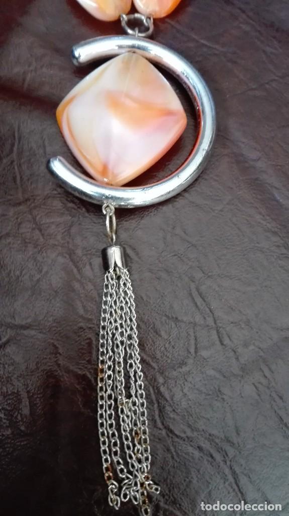 Joyeria: Collar de metal y pl&aacute;stico. - Foto 2