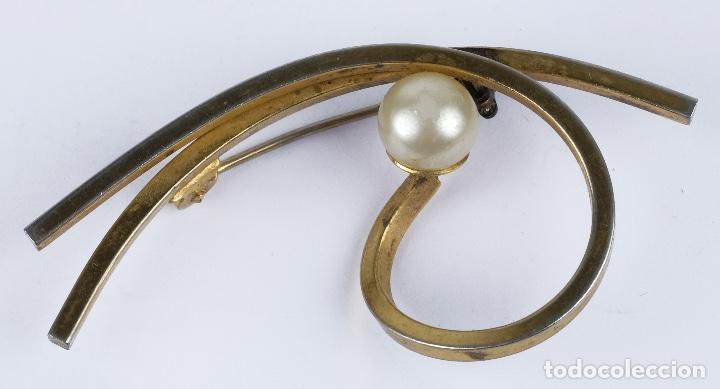 Joyeria: Broche en metal dorado con simil perla - Foto 1