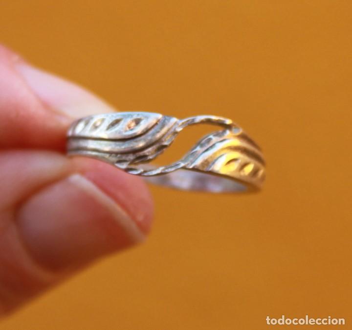 Joyeria: Anillo de plata calada y cincelada, con contraste - Foto 1