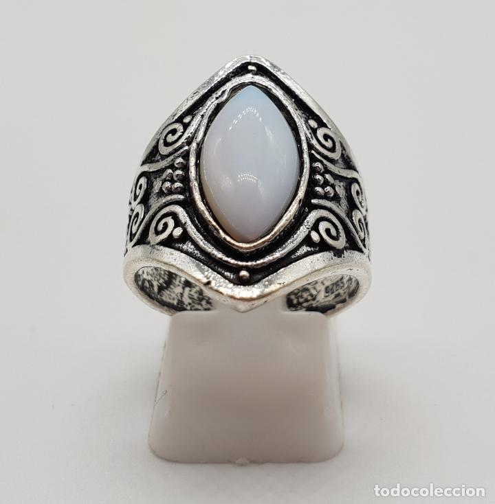 Joyeria: Anillo de estilo gotico con acabado en plata y cabuj&oacute;n talla marqu&eacute;s en s&iacute;mil de opalina . - Foto 3