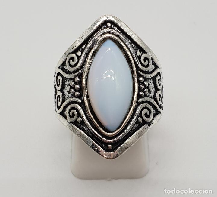 Joyeria: Anillo de estilo gotico con acabado en plata y cabuj&oacute;n talla marqu&eacute;s en s&iacute;mil de opalina . - Foto 1