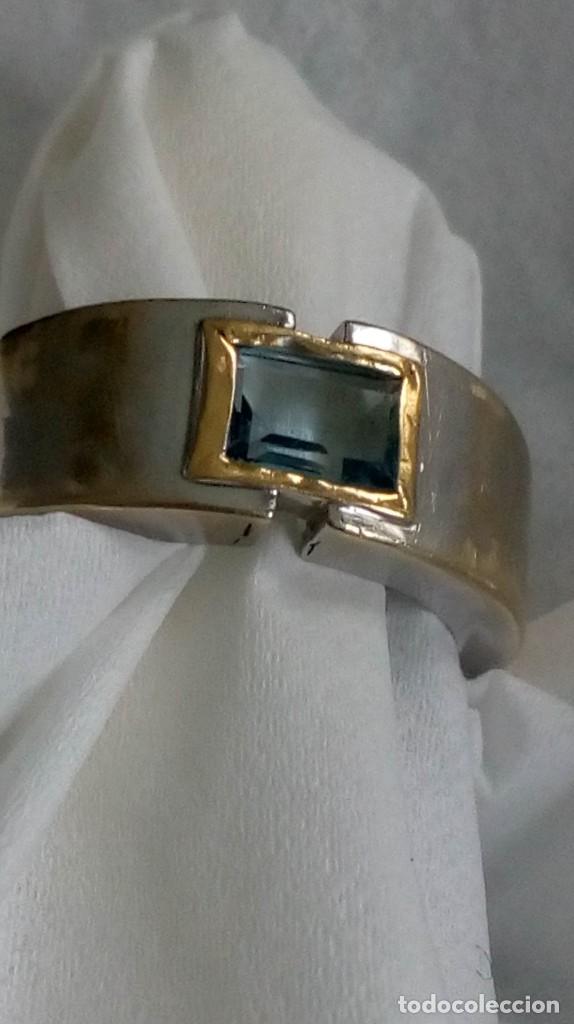 Joyeria: Anillo de oro blanco-amarillo y aguamarina