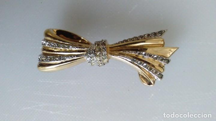 Joyeria: Broche de metal y circonitas en forma de lazo - Foto 1