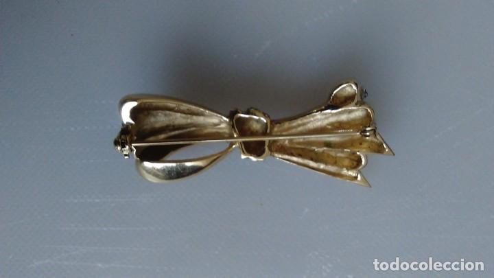 Joyeria: Broche de metal y circonitas en forma de lazo - Foto 2