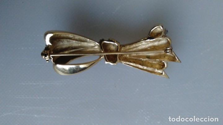 Joyeria: Broche de metal y circonitas en forma de lazo - Foto 3