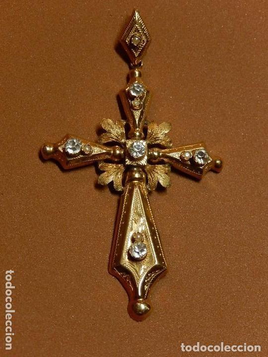 Gioielleria: Bonita Cruz mallorquina, de oro y piedras decorativas. Siglo XIX. Mallorca. Baleares.