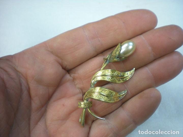 Joyeria: BROCHE DORADO CON PERLA Y   FORMA DE HOJAS 6X2,5CM - Foto 1