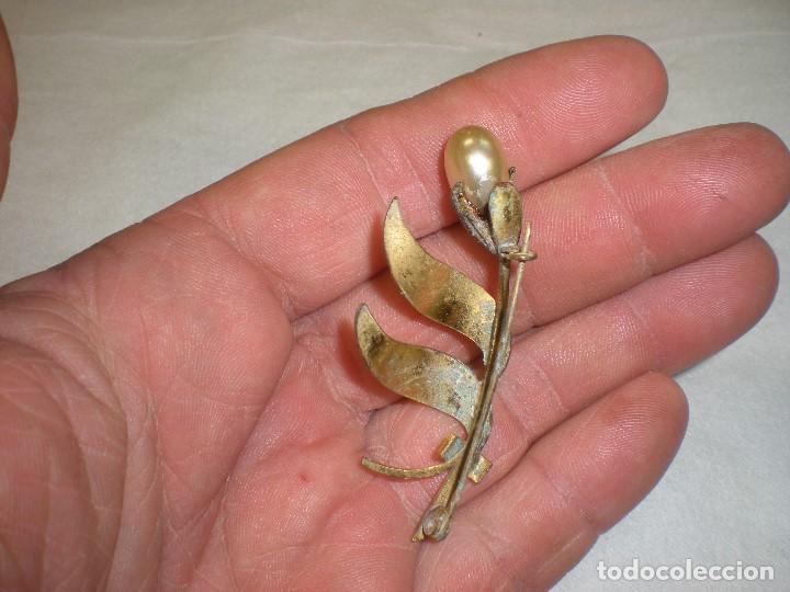 Joyeria: BROCHE DORADO CON PERLA Y   FORMA DE HOJAS 6X2,5CM - Foto 2
