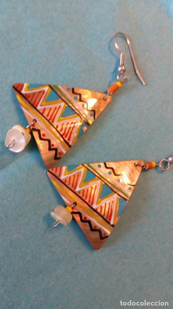 Schmuck: Par de pendientes de n&aacute;car decorado con motivo &eacute;tnico
