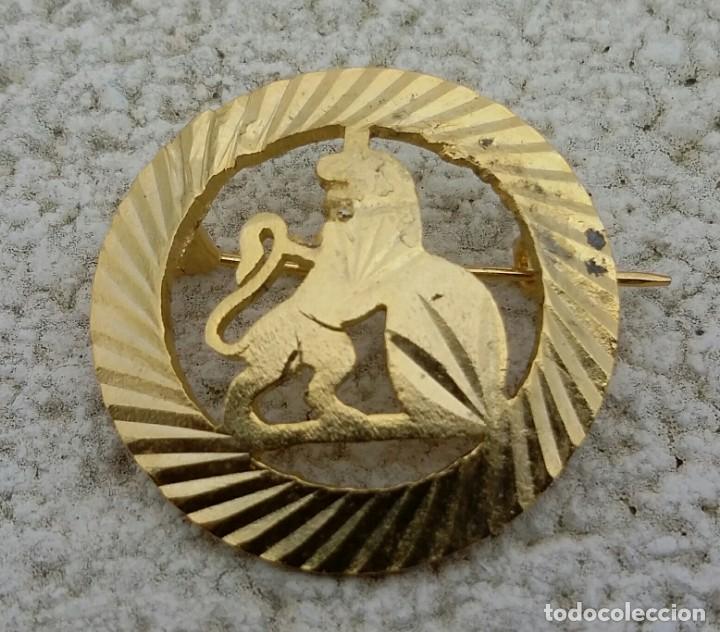 Joyeria: BROCHE CON LE&Oacute;N HER&Aacute;LDICO. DORADO. - Foto 1