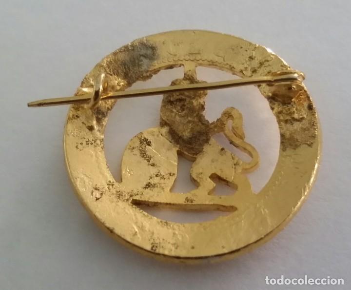 Joyeria: BROCHE CON LE&Oacute;N HER&Aacute;LDICO. DORADO. - Foto 2