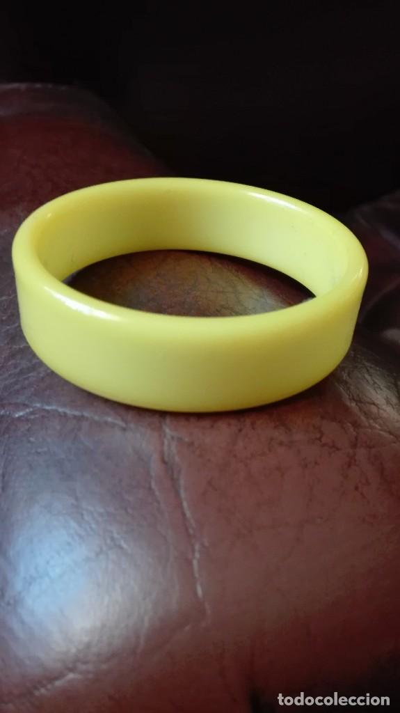 Joyeria: Pulsera amarilla de pl&aacute;stico d&eacute;cada de los 60 m&aacute;s o menos - Foto 1